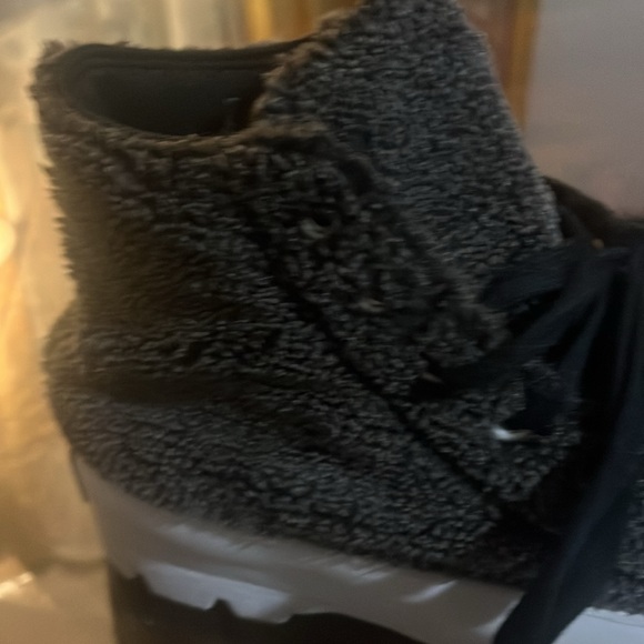 All stars converse high top woman size 5.5. Closet cleanout sale.. - Picture 7 of 12